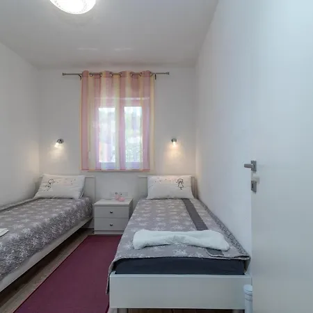 Gagula With Jacuzzi Apartament *