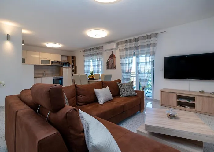 Gagula With Jacuzzi דירה