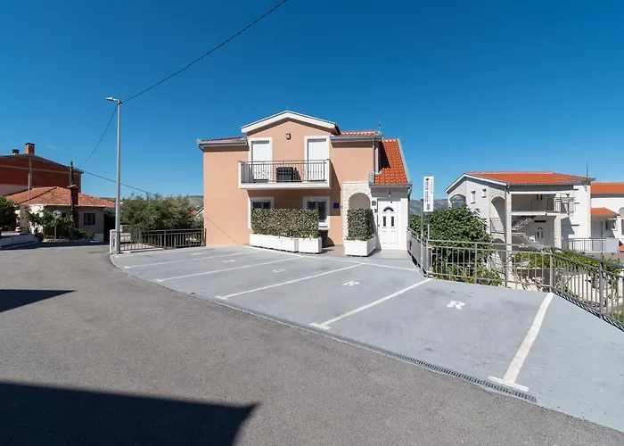 Gagula With Jacuzzi Apartament Trogir