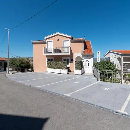 Gagula With Jacuzzi Appartement Trogir